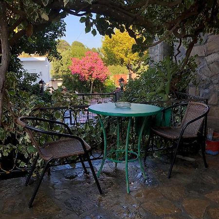 Yard Apartment Astirakion Bagian luar foto