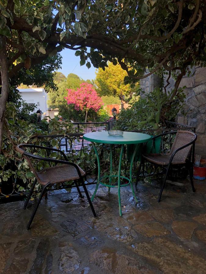 Yard Apartment Astirakion Bagian luar foto