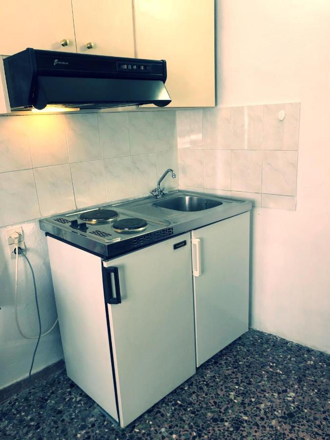 Yard Apartment Astirakion Bagian luar foto