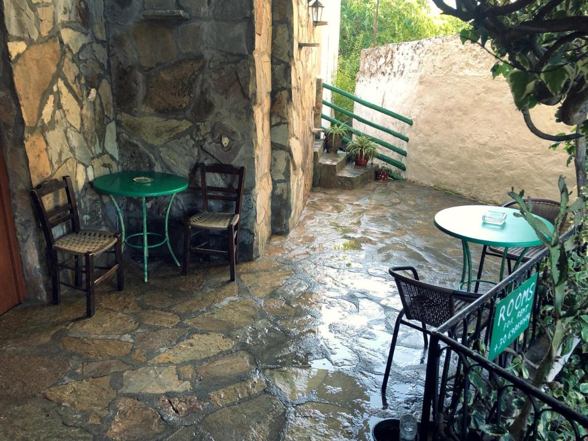 Yard Apartment Astirakion Bagian luar foto